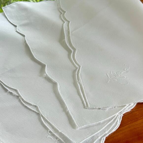 Vintage White Embroidered Cloth Napkins Set of 6 with Scalloped Edges - Picture 9 of 10